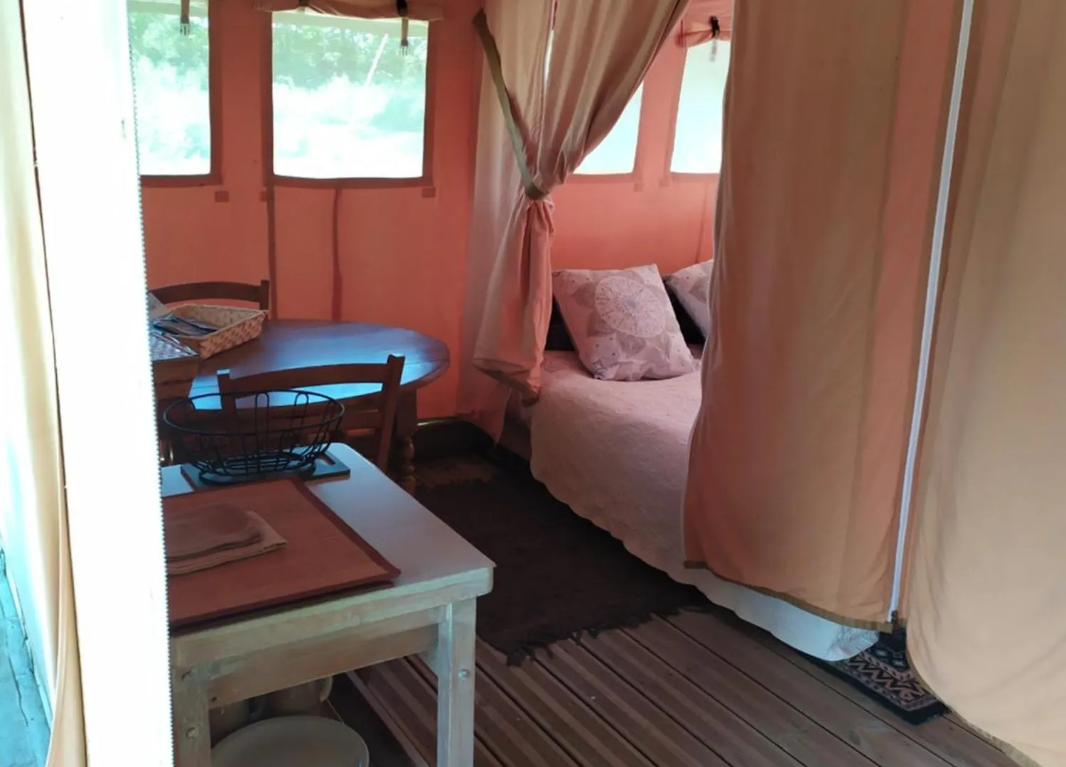 Luxury tent La Lodge Face Au Lac Sanssac-l'Eglise