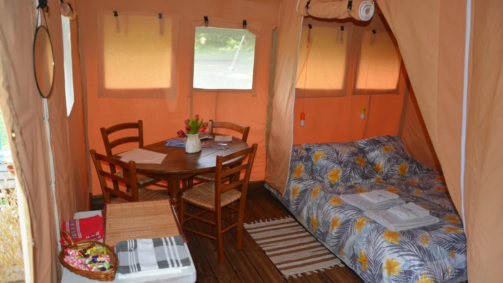 La Lodge Face Au Lac Sanssac-l'Eglise Luxury tent