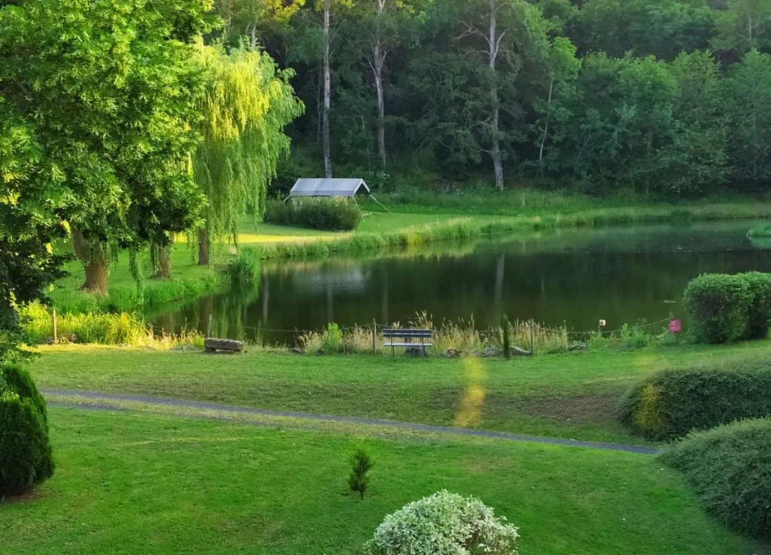 Luxury tent La Lodge Face Au Lac Sanssac-l'Eglise France
