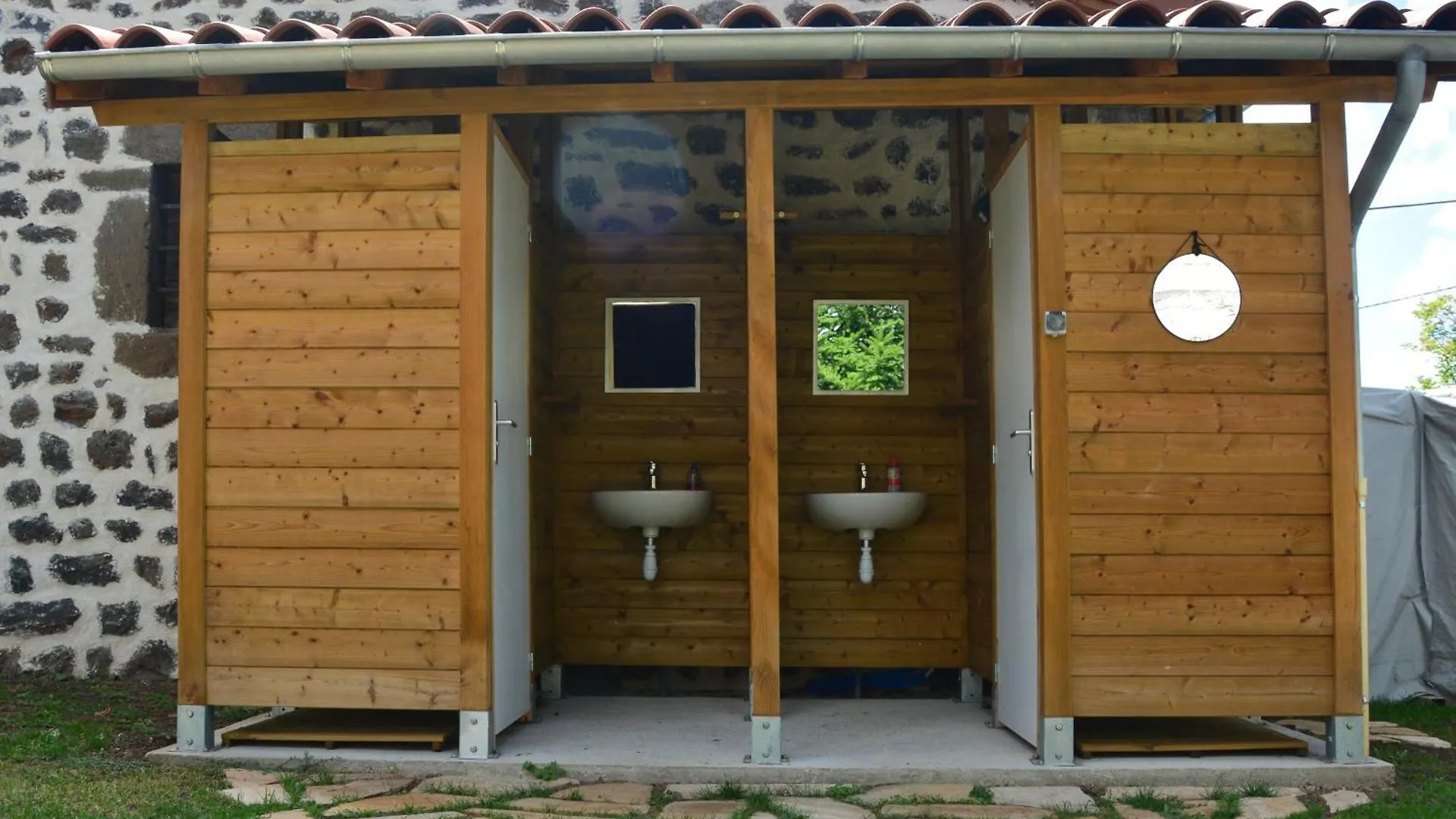 Luxury tent La Lodge Face Au Lac Sanssac-l'Eglise