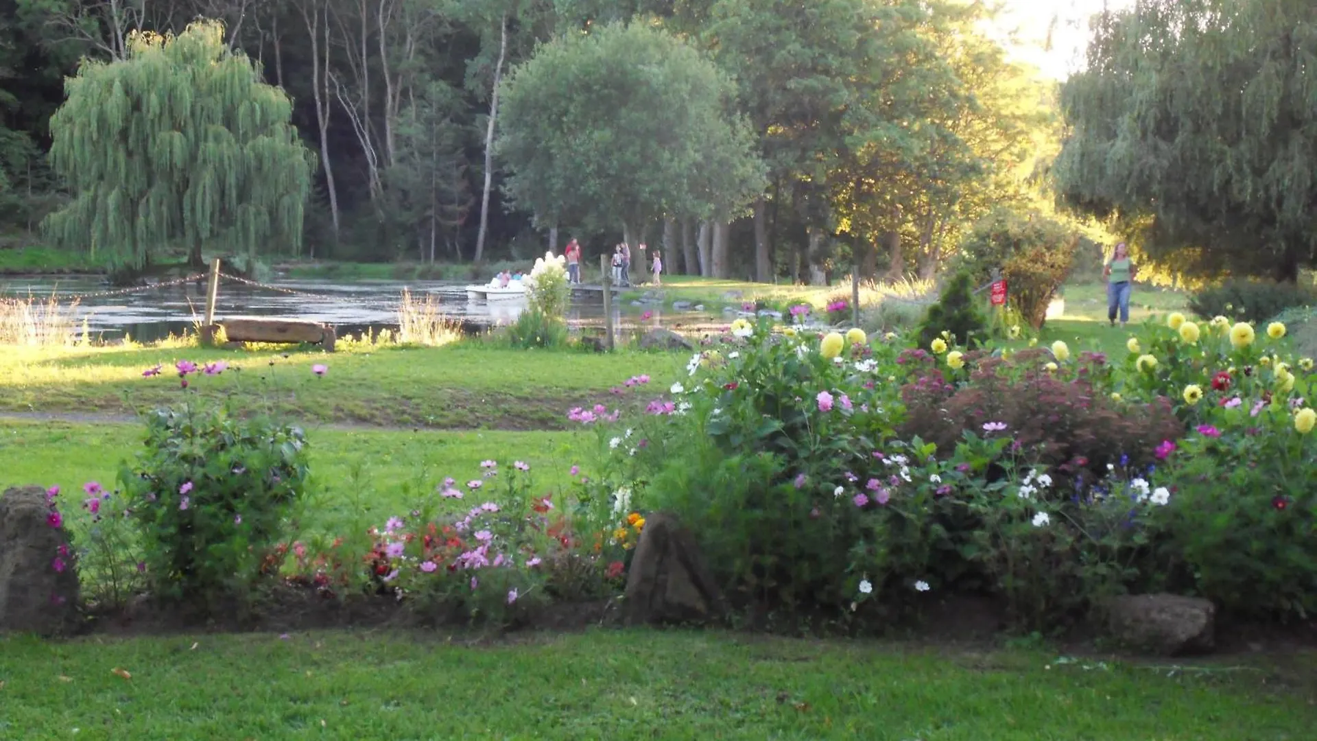 Luxury tent La Lodge Face Au Lac Sanssac-l'Eglise