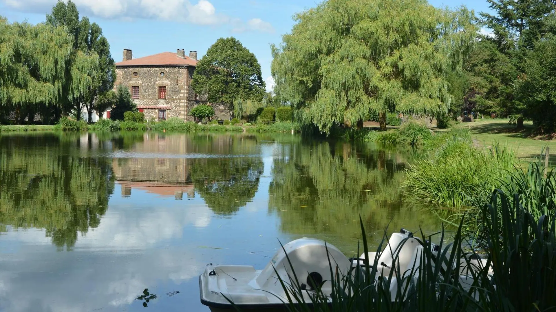 La Lodge Face Au Lac Sanssac-l'Eglise 0*,  France