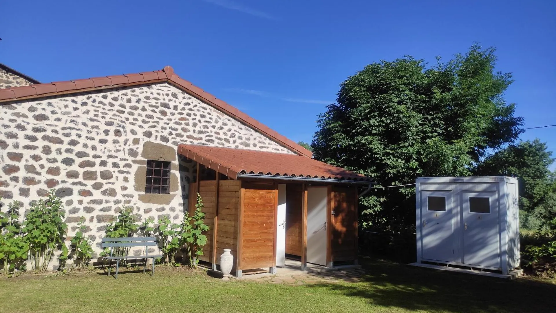 La Lodge Face Au Lac Sanssac-l'Eglise